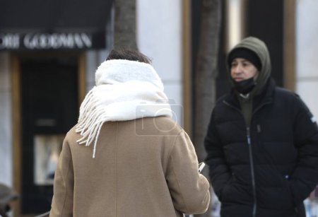 Téléchargez les photos : Les New-Yorkais font face à un temps froid de 0.5C. 28 novembre 2023, New York, États-Unis : Les New-Yorkais et les touristes sont confrontés à un temps froid de 0.5C les rendant habillés en vêtements d'hiver et avec une petite chute de neige. - en image libre de droit
