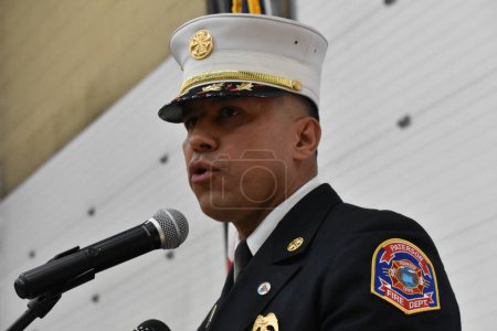 Téléchargez les photos : André Sayegh, maire de Paterson, jure à Alejandro Alicea d'être le premier chef des pompiers hispaniques. 29 novembre 2023, Paterson, New Jersey, États-Unis - en image libre de droit