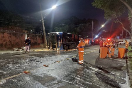 Téléchargez les photos : Rio de Janeiro (RJ), 29 / 11 / 2023 - Les renversements d'autobus et les passagers sont blessés dans la zone nord de Rio. Un bus rempli de passagers s'est renversé sur l'Avenida Bartolomeu de Gusmao, à Sao Cristovao, en direction de Mangueira - en image libre de droit
