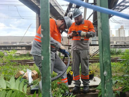 Foto de SAO PAULO (SP), Brasil29 / 11 / 2023 - Los empleados de mantenimiento de CPTM (Companhia Paulista de trains) realizan el mantenimiento de la Línea 9 en la estación de Bras después de descubrir el robo de cables de cobre. - Imagen libre de derechos
