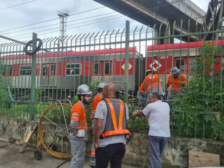 Foto de SAO PAULO (SP), Brasil29 / 11 / 2023 - Los empleados de mantenimiento de CPTM (Companhia Paulista de trains) realizan el mantenimiento de la Línea 9 en la estación de Bras después de descubrir el robo de cables de cobre. - Imagen libre de derechos