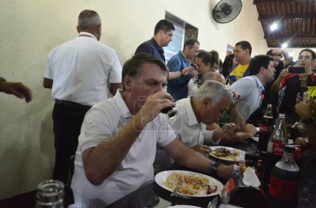Foto de NATAL (RN), Brasil 30 / 11 / 2023 - El ex presidente de Brasil, Jair Bolsonaro, aterrizó en el Aeropuerto Internacional de Natal, este jueves (30), visitó partes de la ciudad y se reunió con los partidarios. - Imagen libre de derechos