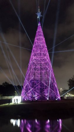 Téléchargez les photos : Sao Paulo Brésil (SP), 01 / 12 / 2023 - Test de lumière et d'effets du sapin de Noël dans le parc Ibirapuera qui sera ouvert au public ce samedi 02 / 12. - en image libre de droit