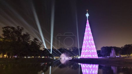 Téléchargez les photos : Sao Paulo Brésil (SP), 01 / 12 / 2023 - Test de lumière et d'effets du sapin de Noël dans le parc Ibirapuera qui sera ouvert au public ce samedi 02 / 12. - en image libre de droit