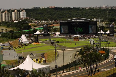 Foto de Sao Paulo (SP), 12 / 02 / 23 - Primavera Sound Festival abre sus puertas al público que llega al Autodromo de Interlagos para ver espectáculos de The Killers, Pet Shop Boys y otras atracciones que realizan en 4 escenarios - Imagen libre de derechos