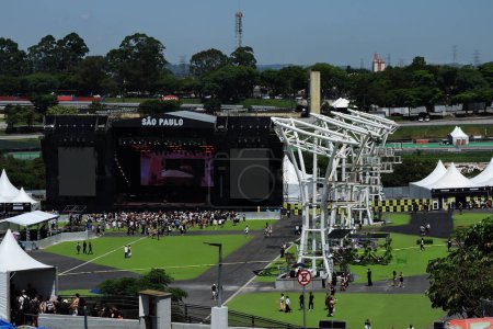 Foto de Sao Paulo (SP), 12 / 02 / 23 - Primavera Sound Festival abre sus puertas al público que llega al Autodromo de Interlagos para ver espectáculos de The Killers, Pet Shop Boys y otras atracciones que realizan en 4 escenarios - Imagen libre de derechos