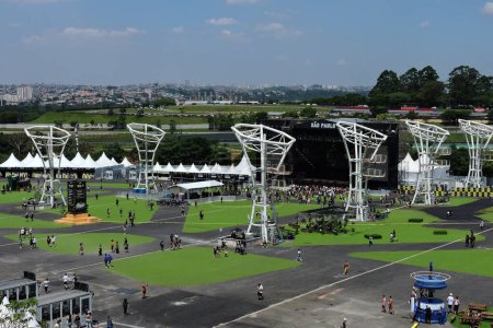 Téléchargez les photos : Sao Paulo (SP), 23 / 12 / 23 - Primavera Sound Festival ouvre ses portes au public arrivant à l'Autodromo Interlagos pour assister à des spectacles de The Killers, Pet Shop Boys et autres attractions qu'ils jouent sur 4 étapes - en image libre de droit