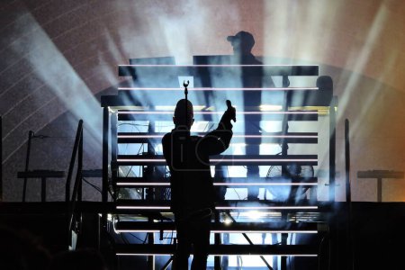 Foto de Sao Paulo (SP), Brasil 02 / 12 / 2023 - El dúo Pet Shop Boys puso de pie al público en el Palco Barcelona el sábado por la noche, el primer día de Primavera Sound en el Autodromo de Interlagos. - Imagen libre de derechos