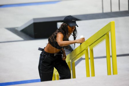 Foto de Sao Paulo (SP), Brasil 12 / 02 / 2023 - Rayssa Leall de Brasil en la Liga Mundial de Street Skate, el Campeonato Mundial de Super Corona SLS, clasificatoria femenina para la final de Super Crown SLS Skateboard - Imagen libre de derechos