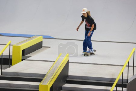 Foto de Sao Paulo (SP), Brasil 12 / 02 / 2023 - Chloe Covell en la final de la Liga Mundial de Street Skate, el Campeonato Mundial de Super Corona SLS, clasificatoria femenina para la final del Super Crown SLS Skateboard - Imagen libre de derechos