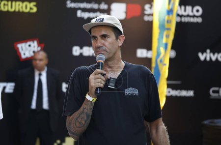 Téléchargez les photos : Sao Paulo (SP), 12 / 02 / 2023 - Skateboarder Bob Burniquist lors de la Super Crown Skateboard SLS, ce samedi après-midi (02), à Ginasio do Ibirapuera, dans la zone sud de Sao Paulo Paul. - en image libre de droit