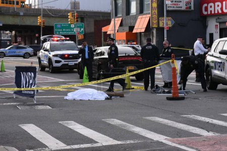 Téléchargez les photos : Un cycliste a été tué dans le Bronx, à New York. 04 décembre 2023, New York, New York, États-Unis Un cycliste a été tué alors qu'il roulait sur Webster Avenue dans le Bronx par un chauffeur de course à pied. - en image libre de droit