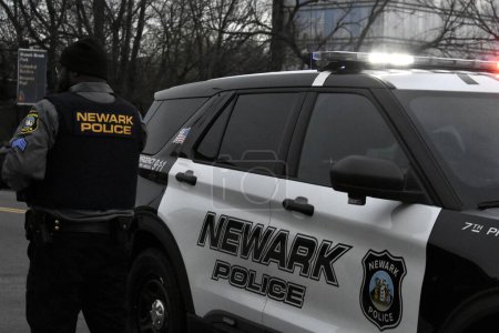 Téléchargez les photos : Tirer blesse une femme à Newark, dans le New Jersey. 5 décembre 2023, Newark, New Jersey, États-Unis : Une femme a été trouvée souffrant de blessures par balle à la jambe dans la région de Jay Street vers 15h15 à Newark, New Jersey mardi après-midi - en image libre de droit