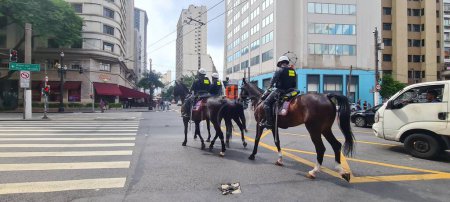 Foto de SAO PAULO (SP), Brasil 12 / 05 / 2023 - POLICÍA / REFORZADA / SP - Policía reforzada en la Av Sao Joao, esquina de la Av Ipiranga, región central de Sao Paulo, debido a los recientes acontecimientos con un establecimiento comercial - Imagen libre de derechos