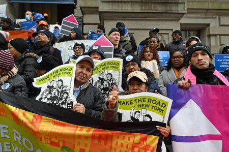 Téléchargez les photos : Diverses organisations de défense des droits humains se rassemblent pour soutenir les droits des migrants et pour ajouter plus de logements pour sans-abri à New York. 5 décembre 2023, New York, États-Unis A ; Au Bowling Green, dans le bas Manhattan, une coalition d'organisations d'avocats - en image libre de droit