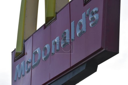 Téléchargez les photos : Une femme poursuit McDonald's après avoir été brûlée par du thé chaud à Newark, New Jersey. 6 décembre 2023, Newark, New Jersey, États-Unis : McDonald's est représenté ici sur l'avenue Frelinghuysen à Newark, mercredi matin avec le panneau de signalisation. - en image libre de droit