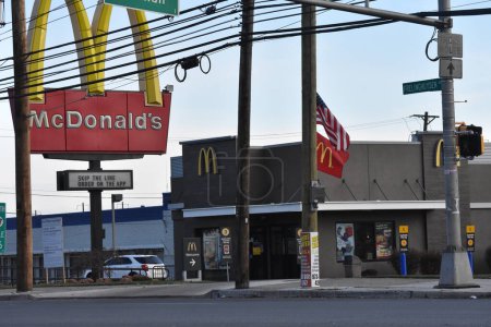 Foto de La mujer demanda a McDonald 's después de ser quemada por el té caliente en Newark, Nueva Jersey. 6 de diciembre de 2023, Newark, Nueva Jersey, Estados Unidos: McDonald 's se representa aquí en la avenida Frelinghuysen en Newark, el miércoles por la mañana con el cartel de la calle. - Imagen libre de derechos