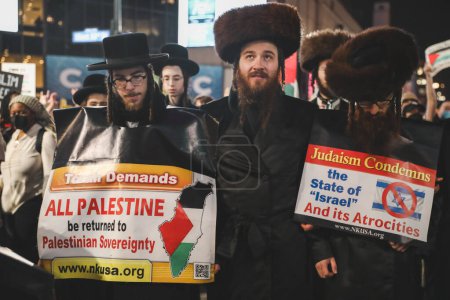 Foto de Palestinos protestan desde la estación de Moynihan hasta la Biblioteca Pública de Nueva York. 17 de noviembre de 2023, Nueva York, Estados Unidos: Manifestantes palestinos marchan desde la estación de Moynihan a la Biblioteca Pública de Nueva York para protestar contra los ataques de Israel - Imagen libre de derechos