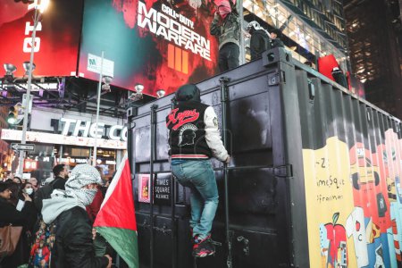 Foto de Palestinos protestan desde la estación de Moynihan hasta la Biblioteca Pública de Nueva York. 17 de noviembre de 2023, Nueva York, Estados Unidos: Manifestantes palestinos marchan desde la estación de Moynihan a la Biblioteca Pública de Nueva York para protestar contra los ataques de Israel - Imagen libre de derechos