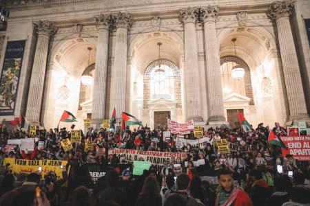 Téléchargez les photos : Palestinian Protest From Moynihan Station to The New York Public Library. 17 novembre 2023, New York, États-Unis : Des manifestants palestiniens défilent de la gare Moynihan à la bibliothèque publique de New York pour protester contre les attaques israéliennes - en image libre de droit