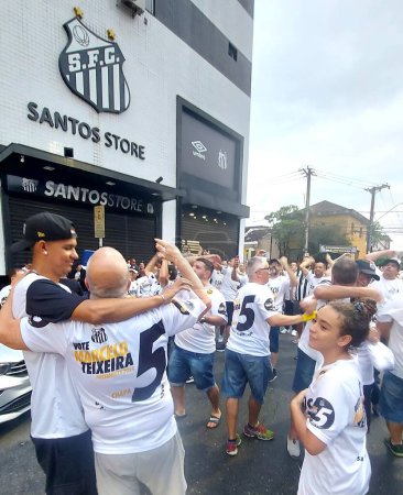 Téléchargez les photos : SANTOS (SP), Brésil 12 / 09 / 2023 - Marcelo Teixeira, de Chapa 5, est le nouveau président de Santos Futebol Clube da Vila Belmiro. Après avoir été déclaré vainqueur, il s'est rendu au comité pour célébrer avec ses collaborateurs. - en image libre de droit