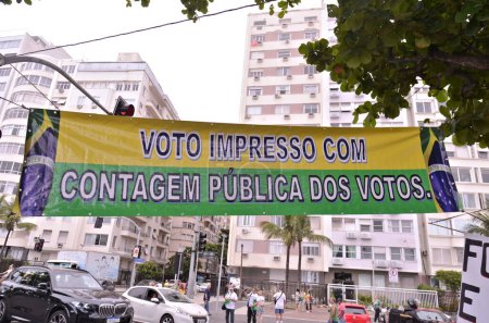 Photo for Rio de Janeiro (RJ), Brazil 12/10/2023 - Supporters of former president Jair Bolsonaro (PL) met this Sunday, 10th, in Copacabana, Rio de Janeiro, against the minister's appointment of Justice, Flavio Dino - Royalty Free Image