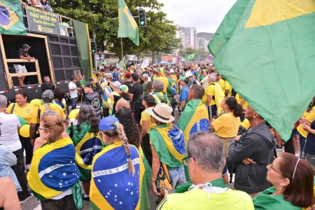 Photo for Rio de Janeiro (RJ), Brazil 12/10/2023 - Supporters of former president Jair Bolsonaro (PL) met this Sunday, 10th, in Copacabana, Rio de Janeiro, against the minister's appointment of Justice, Flavio Dino - Royalty Free Image