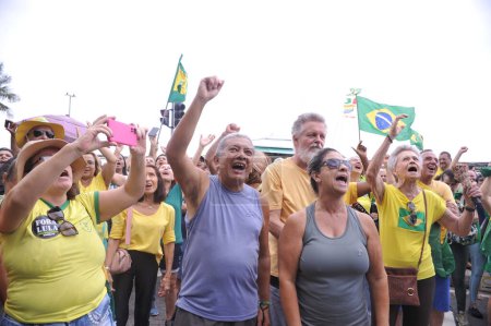 Téléchargez les photos : Rio de Janeiro (RJ) Brésil 12 / 10 / 2023 - Les partisans de l'ancien président Jair Bolsonaro (PL) se sont réunis ce dimanche (12 / 10), à Copacabana (RJ) pour protester contre la nomination du ministre Flavio Dino (PSB)) - en image libre de droit