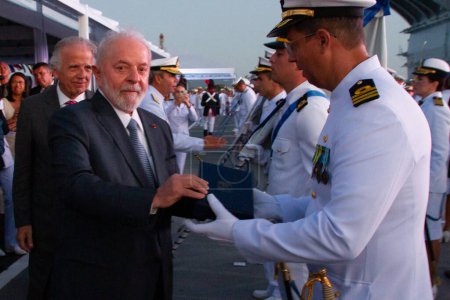 Téléchargez les photos : Rio de Janeiro (RJ) Brésil 13 / 12 / 2013 - Le Président de la République, Luiz Inacio Lula da Silva, participe à la cérémonie célébrant la Journée des marins qui a lieu l'après-midi de ce mercredi (13) - en image libre de droit