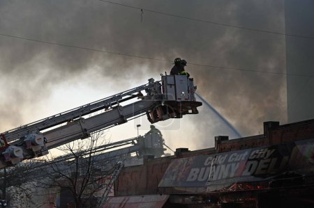 Téléchargez les photos : Incendie au 231 et Godwin Terrace dans le Bronx, New York. 13 décembre 2023, New York, États-Unis A : Un incendie s'est déclaré dans le Bronx, à Broadway et 231e. Personne n'a été blessé, mais ça a détruit quelques commerces.. - en image libre de droit