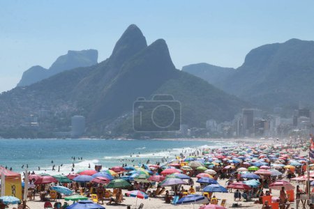 Foto de RIO DE JANEIRO (RJ), Brasil 16 / 12 / 2023 - MOVIMIENTO / PLAYA / RJ - Movimiento de bañistas en las playas de Copacabana e Ipanema en la zona sur de Río de Janeiro. - Imagen libre de derechos