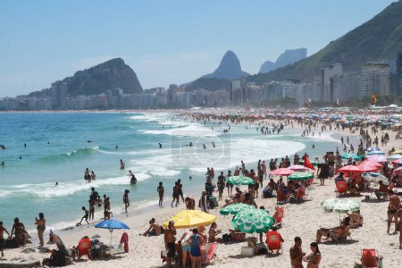 Téléchargez les photos : RIO DE JANEIRO (RJ), Brésil 16 / 12 / 2023 - MOUVEMENT / BEACH / RJ - Mouvement des baigneurs sur les plages de Copacabana et Ipanema dans la zone sud de Rio de Janeiro. - en image libre de droit