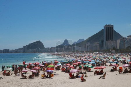 Foto de RIO DE JANEIRO (RJ), Brasil 16 / 12 / 2023 - MOVIMIENTO / PLAYA / RJ - Movimiento de bañistas en las playas de Copacabana e Ipanema en la zona sur de Río de Janeiro. - Imagen libre de derechos