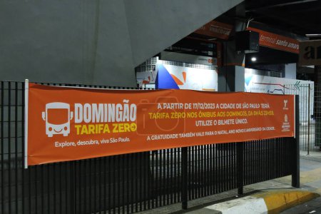 Foto de SAO PAULO (SP), 17 / 12 / 2023 - El alcalde Ricardo Nunes se encontraba en la Terminal Santo Amaro, zona sur de Sao Paulo para inaugurar el libre funcionamiento de los autobuses de la ciudad los domingos, que comenzó a entrar en vigor a las 00: 00 de hoy, 12 / 17. - Imagen libre de derechos