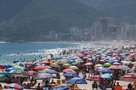 Téléchargez les photos : RIO DE JANEIRO (RJ), Brésil 16 / 12 / 2023 - MOUVEMENT / BEACH / RJ - Mouvement des baigneurs sur les plages de Copacabana et Ipanema dans la zone sud de Rio de Janeiro. - en image libre de droit