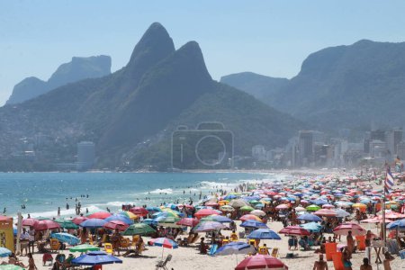 Photo for RIO DE JANEIRO (RJ), Brazil 16/12/2023 - MOVEMENT/BEACH/RJ - Movement of bathers on Copacabana and Ipanema beaches in the south zone of Rio de Janeiro. - Royalty Free Image