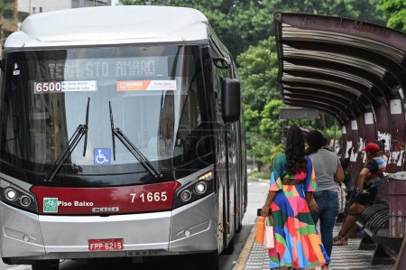 Foto de SAO PAULO, SP Brasil 17.12.2023 - Movimiento de pasajeros en autobuses en la ciudad de Sao Paulo en el primer día libre de este domingo (17). - Imagen libre de derechos