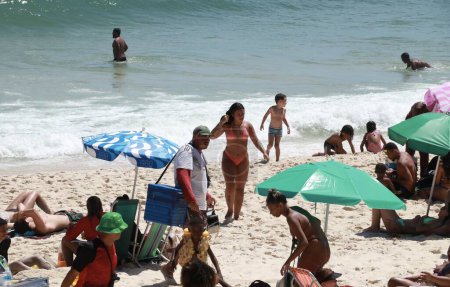 Foto de RIO DE JANEIRO (RJ), Brasil 17 / 12 / 2023 - Movimiento de bañistas en la playa de Ipanema, en la Zona Sur de Río de Janeiro este domingo (17). - Imagen libre de derechos