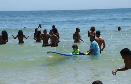 Téléchargez les photos : RIO DE JANEIRO (RJ), Brésil 17 / 12 / 2023 - Mouvement des baigneurs sur la plage d'Ipanema, dans la zone sud de Rio de Janeiro ce dimanche (17). - en image libre de droit