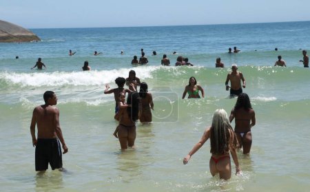 Photo for RIO DE JANEIRO (RJ), Brazil 17/12/2023 - Movement of bathers on Ipanema beach, in the South Zone of Rio de Janeiro this Sunday (17). - Royalty Free Image