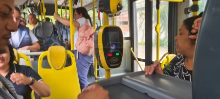 Téléchargez les photos : SAO PAULO (SP), Brésil 17 / 12 / 2023 - Tarif zéro qui a commencé à entrer en vigueur ce dimanche (17ème) sur les transports publics en bus à Sao Paulo. L'étude prédit peu à peu Sunday Dawn puis général - en image libre de droit