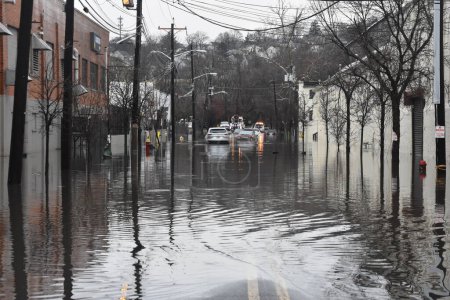 Téléchargez les photos : Des voitures échouées dans les eaux inondées à Paterson, New Jersey. 18 décembre 2023, Paterson, New Jersey, États-Unis : Des véhicules sont vus coincés dans des routes inondées lundi matin alors qu'un orage touche la région métropolitaine de New York. - en image libre de droit