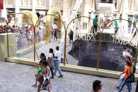 Photo for CURITIBA (PR), 12/20/2023 -  Movement of consumers looking to buy Christmas gifts and also taking the opportunity to take free rides on the Ferris Wheel installed near Praca Osorio, on Wednesday afternoon (20). - Royalty Free Image