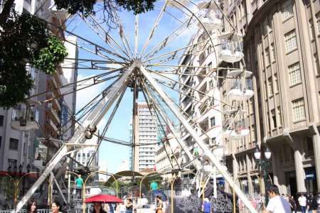 Photo for CURITIBA (PR), 12/20/2023 -  Movement of consumers looking to buy Christmas gifts and also taking the opportunity to take free rides on the Ferris Wheel installed near Praca Osorio, on Wednesday afternoon (20). - Royalty Free Image