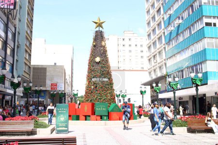 Téléchargez les photos : CURITIBA (PR), 20 / 12 / 2023 - Mouvement des consommateurs cherchant à acheter des cadeaux de Noël et profitant également de l'occasion pour faire des tours gratuits sur la grande roue installée près de Praca Osorio, mercredi après-midi (20). - en image libre de droit