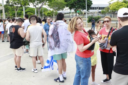Téléchargez les photos : Rio de Janeiro (RJ), Brésil 20 / 12 / 2023 - Mouvement des fans avant le spectacle Ivete 3.0 et à l'occasion des 30 ans de carrière de la chanteuse Ivete Sangalo, qui se déroule au stade de Maracana, ce mercredi - en image libre de droit