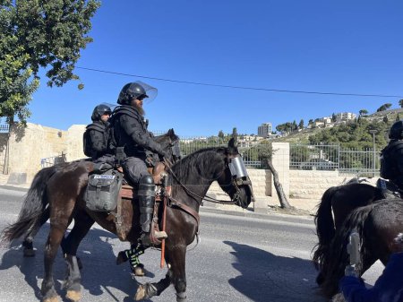 Photo for Israeli soldiers prevent Muslim worshipers from entering Al Aqsa Mosque in Jerusalem. December 22, 2023, Jerusalem, Israel: The Israeli soldiers continued to prevent Muslim worshipers from entering Al Aqsa Mosque. - Royalty Free Image