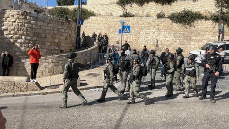 Téléchargez les photos : Les soldats israéliens empêchent les fidèles musulmans d'entrer dans la mosquée Al Aqsa à Jérusalem. 22 décembre 2023, Jérusalem, Israël : Les soldats israéliens continuent d'empêcher les fidèles musulmans d'entrer dans la mosquée Al Aqsa. - en image libre de droit