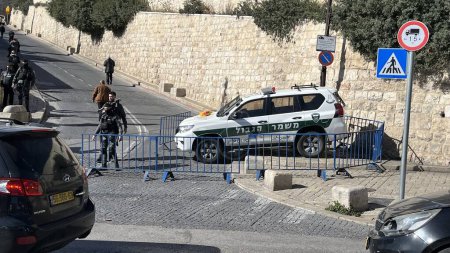 Photo for Israeli soldiers prevent Muslim worshipers from entering Al Aqsa Mosque in Jerusalem. December 22, 2023, Jerusalem, Israel: The Israeli soldiers continued to prevent Muslim worshipers from entering Al Aqsa Mosque. - Royalty Free Image