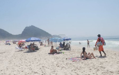 Téléchargez les photos : RIO DE JANEIRO (RJ), 22 / 12 / 2023 - Mouvement des baigneurs sur la plage de Copacabana, dans la zone sud de Rio de Janeiro ce vendredi (22). - en image libre de droit
